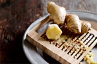 How to use a bamboo ginger grater