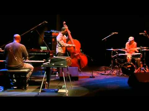 Robert Glasper Trio feat Bilal - LIVE AT festival Jazz a la Villette Live (2010)