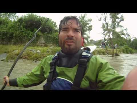 Surf en kayak sur la gave de Pau en crue