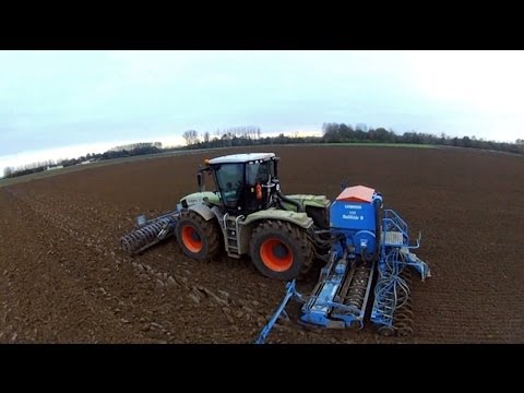 2 CLAAS Xérion au labour et semi de blé en 2012