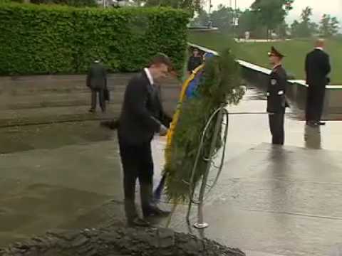 The wreath has fallen to the Ukrainian president  Viktor Yanukovich 17/05/2010