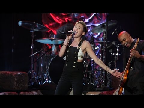 Miley Cyrus Performs 'Wrecking Ball'