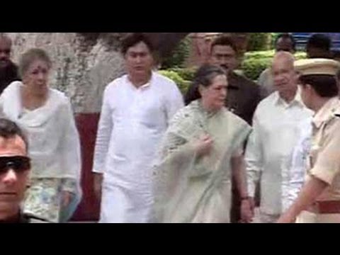 Sonia Gandhi, Sushil Kumar Shinde visit Bodh Gaya blast site