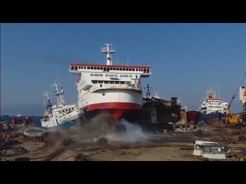 Dramatic crash footage: Ferry crashes onto shore in Turkey