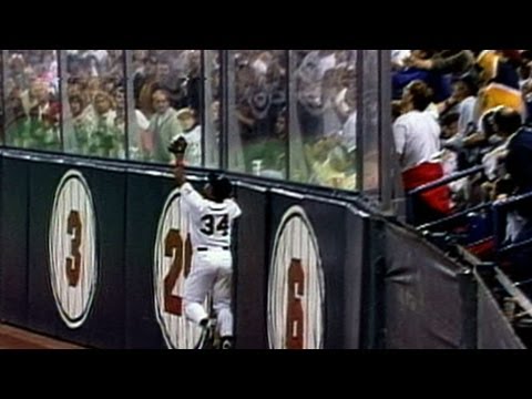 1991 WS Gm6: Puckett leaps to rob Gant of a home run