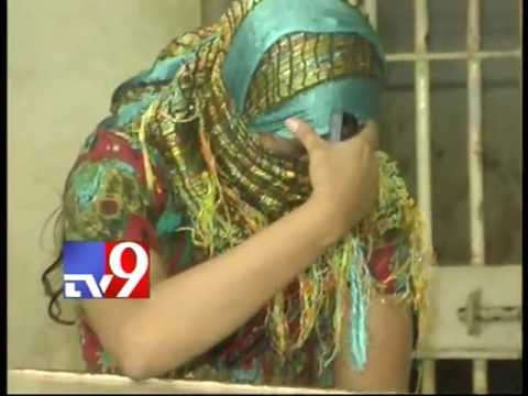 Drunken Ladies hulchul in Hyderabad - Tv9