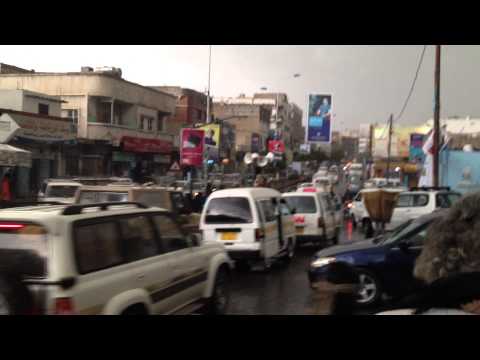 Yemeni Girls Protest in the rain! Taiz 2012 HD