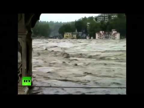 RAW FOOTAGE: India MONSOON FLOODS, at least 102 dead, 12,000 Pilgrims stranded