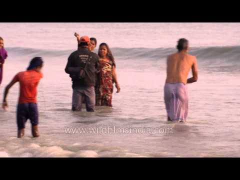 Hindus gather to take a holy dip at Ganga Sagar