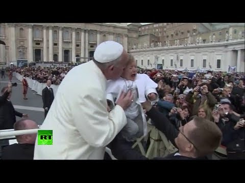 El papa Francisco besa a su pequeño doble en el Vaticano