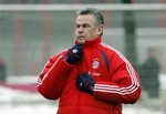 Ottmar Hitzfeld, neuer Trainer des FC Bayern Muenchen, zieht den Reisverschluss seiner Jacke waehrend eines ersten Trainings der Mannschaft in Muenchen am Donnerstag, 1. Februar 2007, hoch. Ottmar Hitzfeld loest den gestern entlassenen Trainer Felix Magath ab.