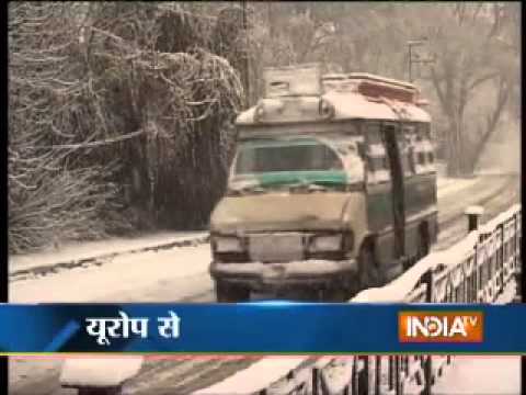 Tourists enjoying continuous snowfall in Srinagar