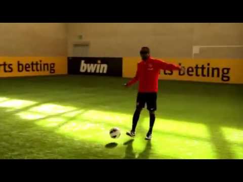 Telepathic football: Yorke & Cole vs Rooney, Welbeck & Hernandez