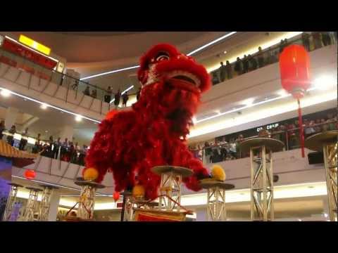 CNY 2013 ~ Acrobatic lion dance by Khuan Loke @ Tropicana City Mall