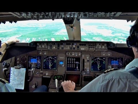 KLM Martinair 747-400 - Landing Bangkok BKK, Cockpit View