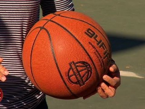 CNET News - What makes this basketball smart?