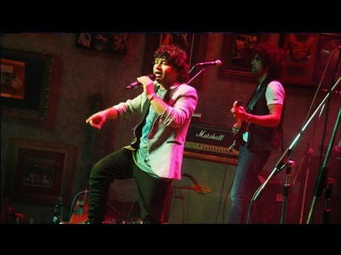 Kailash Kher Live Performance 'Tu Jaane Na' - 'Drishti' Festival NM College