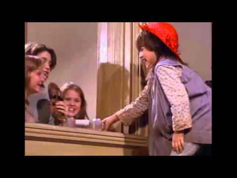 You're Never Fully Dressed Without A Smile - Annie 1982