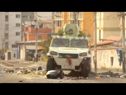 ESTUDIANTES ATACAN TANQUETAS con Molotov-Venezuela Parte 1