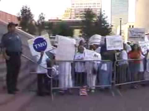 Aug16-2006-Houston_Courthouse-Curtis_bullhorn02.wmv