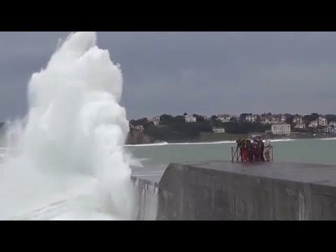 L'océan déchainé à Saint-Jean-de-Luz (Pays Basque) le 1er janvier  2014