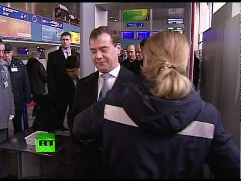 Medvedev searched at Vnukovo airport during surprise security check-up