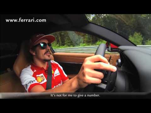 Fernando Alonso con un Ferrari F12berlinetta en Nürburgring