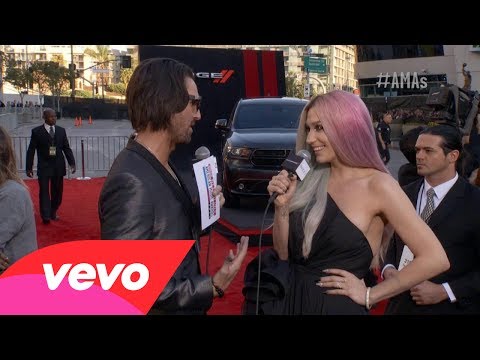 Ke$ha - Red Carpet Interview (2013 AMAs)