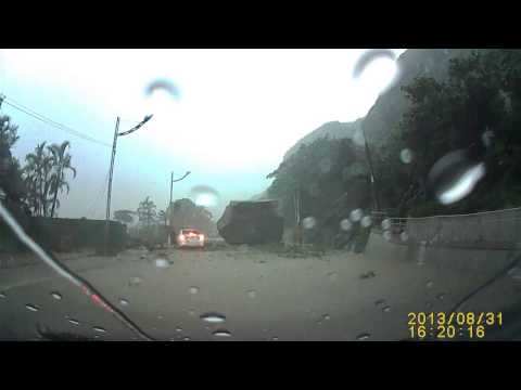 Dashcam - MASSIVE mountainslide with boulder, Keelung Badouzi, Taiwan