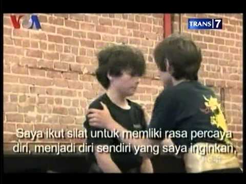 Serunya Bocah Bule Belajar Silat