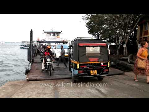 Passengers commuting between Fort Kochi and Vypeen by junkar