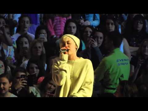 MILEY CYRUS CRYING ON STAGE - Sound Check Bangerz Tour Boston