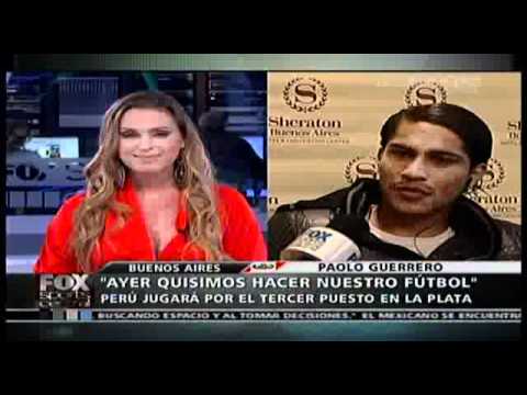 ENTREVISTADORA COQUETEA A PAOLO GUERRERO EN FOX SPORTS ARGENTINA