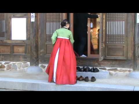 TravelGuide South Korea - People Wearing Traditional Korean Dress (HanBok)