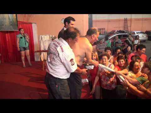 El Barón de Dios Oscar Gutierrez tirando la camisa santa a las mujeres de la congregacion !