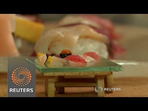 Sushi chef serves up itsy bitsy sushi