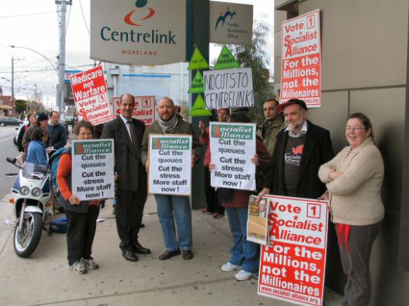 Kelvin thompson, Dabid Glanz and others outside Centrelink office