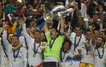 Real goalkeeper Iker Casillas, centre, lift the Champion League trophy