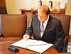 Prime Minister Nawaz Sharif writing his comments in the Visitors book at the White House, Washington DC on October 23, 2013