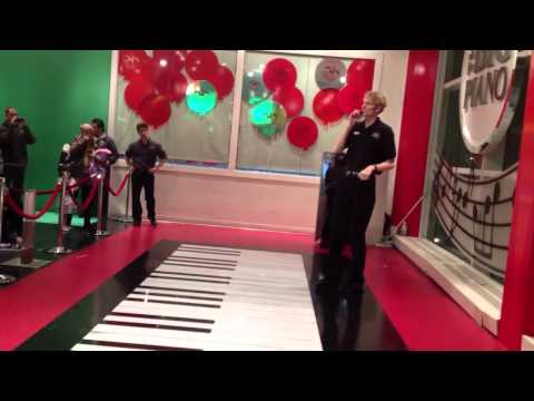 Big (1988) - Piano Scene @ FAO Schwarz