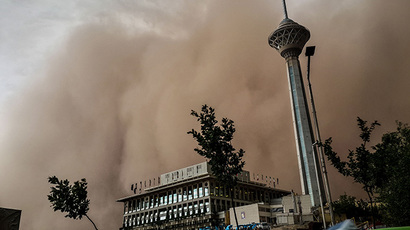 A sandstorm engulfs the Iranian capital Tehran on June 02, 2014. (AFP Photo / Fars News / Mostafa Vosogh)