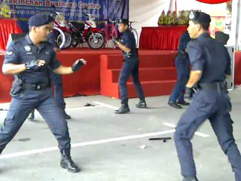 Persembahan T Baton Polis Diraja Malaysia IPD Sabak Bernam