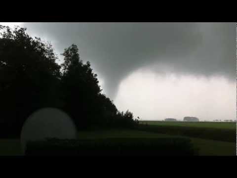 Tornado(windhoos)bij Ternaard,Hantum,Foudgum,.(Friesland)Nederland  6-8-2011.