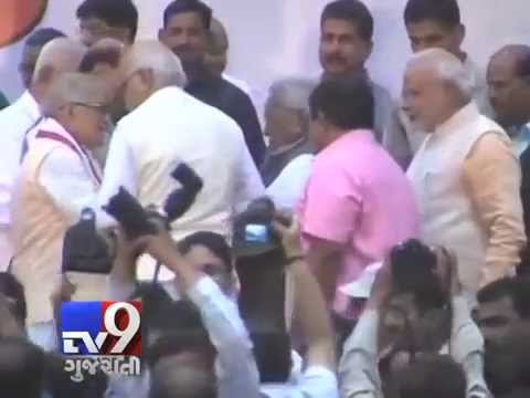 Modi gets Keshubhai Patel on stage during the oath ceremony of Anandiben Patel, Gandhinagar - Tv9