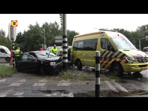 Politieauto botst onderweg naar ander ongeluk in Vught met auto en belandt in sloot