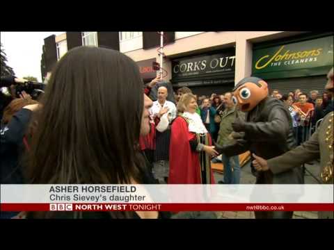 Frank Sidebottom statue unveiling (North West Tonight, 20.10.13)