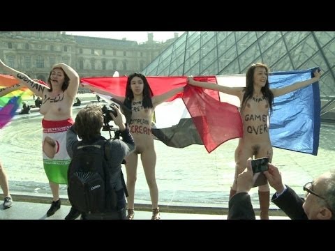 Mulheres nuas protestam no Louvre