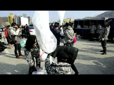 South Koreans send balloons with money to North Korea / Ils envoient des ballons à la Corée du Nord