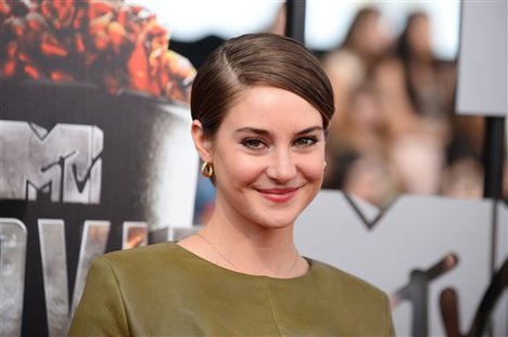 Shailene Woodley arrives at the MTV Movie Awards on Sunday, April 13, 2014, at Nokia Theatre in Los Angeles.