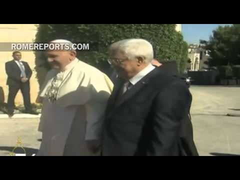 Pope Francis hugs Palestinian President, Mahmoud Abbas